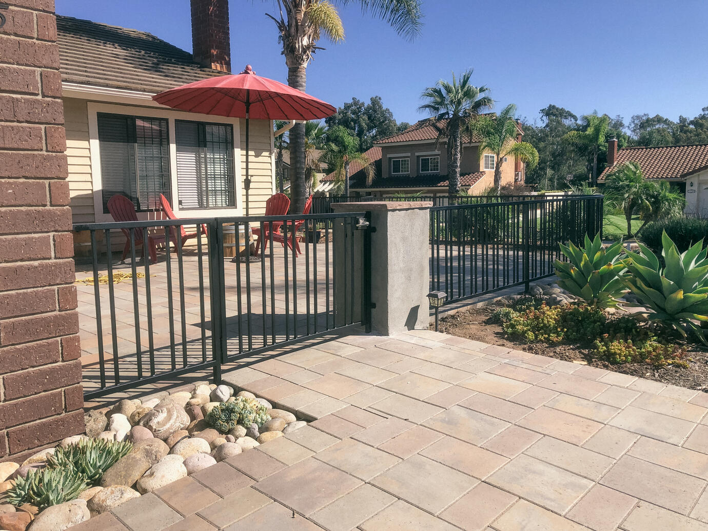Modern patio fence - Poway