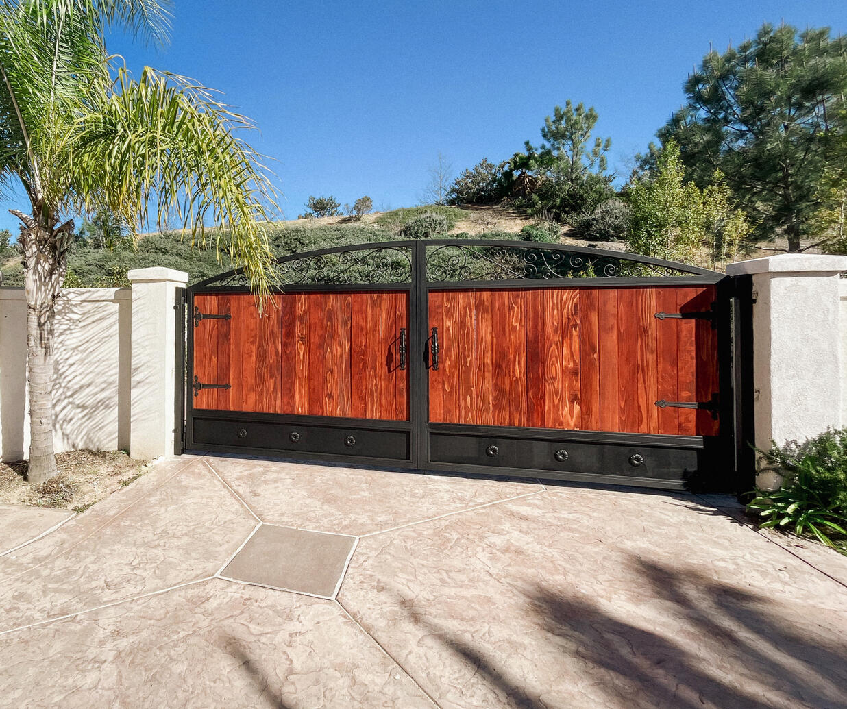 Metal and wood privacy dual-swing gate - Bonita